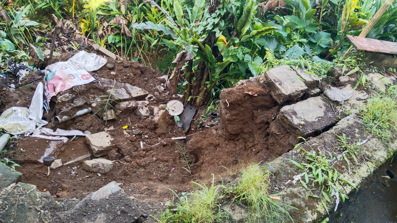 Kondisi longsor yang merobohkan tembok penahan tanah di Dusun Sigupit, Desa Purbasari