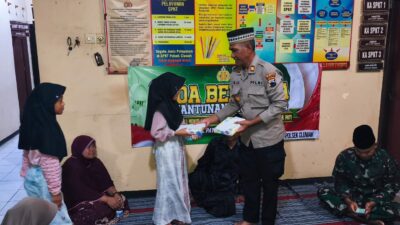 Kapolsek Cluak AKP Tejo memberikan santunan kepada anak yatim dari lingkungan sekitar