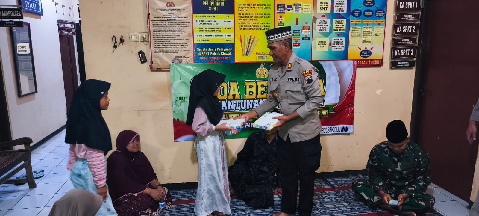 Kapolsek Cluak AKP Tejo memberikan santunan kepada anak yatim dari lingkungan sekitar
