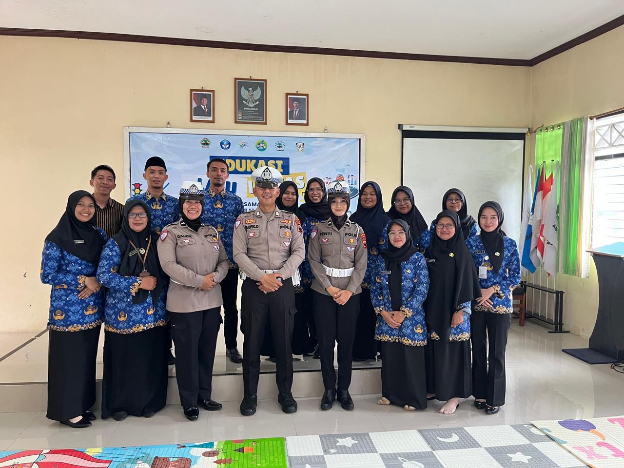 Kasat Lantas Polres Banjarnegara beserta jajaran berfoto bersama dengan guru-guru dari SLB Negeri Banjarnegara