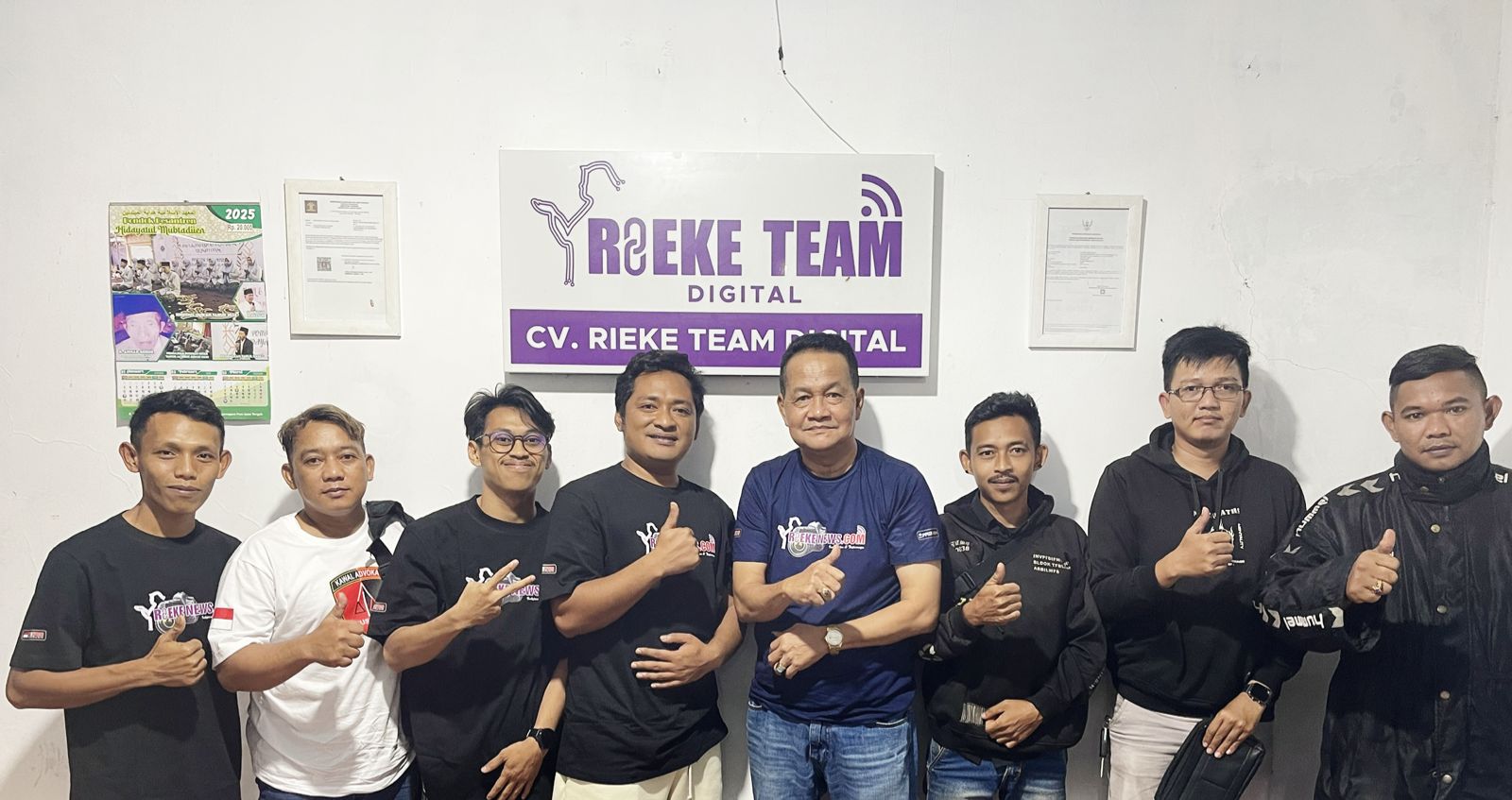 Pimpinan Rieke Team Digital (tengah kiri) dan Pimpinan RJS Group (tengah kanan) Berfoto Bersama Usai Pertemuan Pembahasan Pendirian Media Baru Rieke News