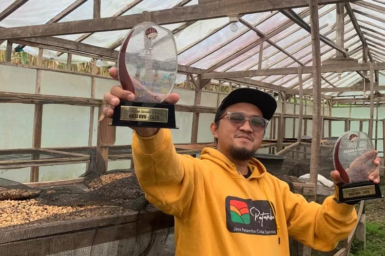 Alif Zen Fahmi menunjukkan piagam penghargaan juara kontes kopi spesialti Indonesia. (SMBanyumas/dok)