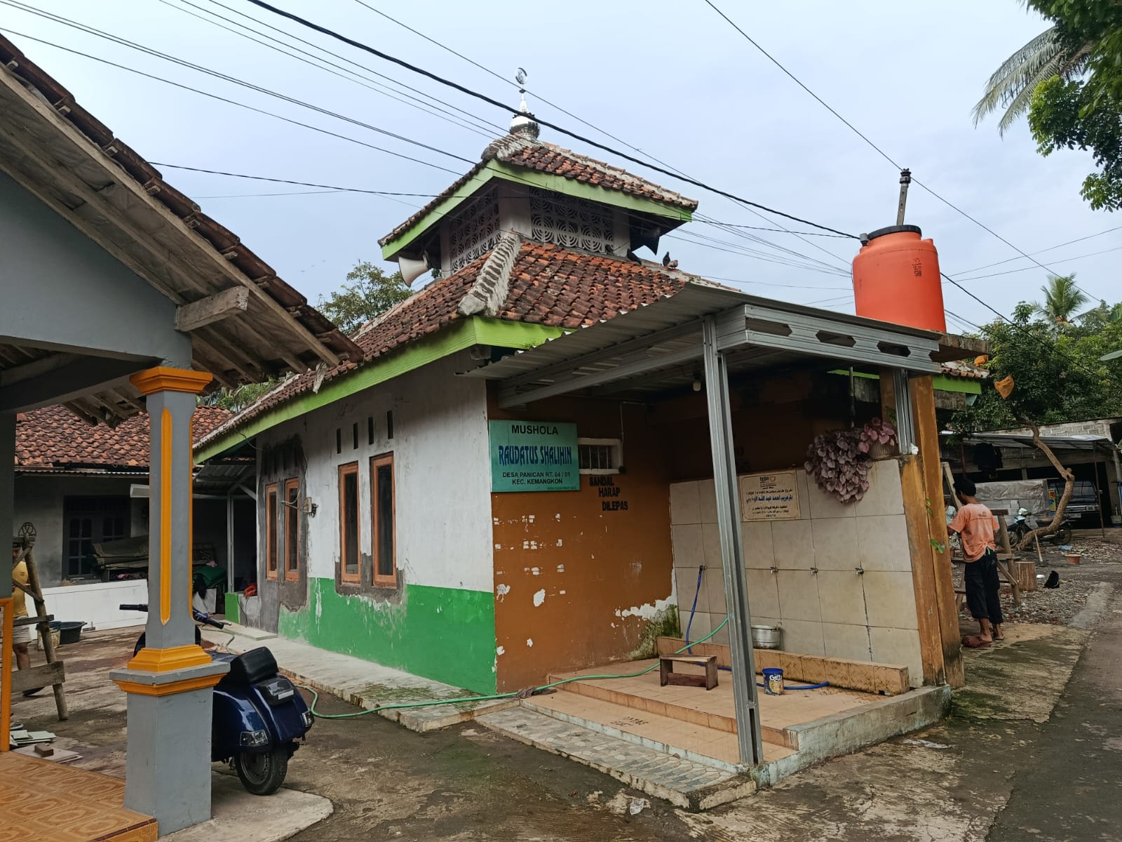 Renovasi Musholla – pemasangan jendela & keramik