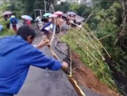Tanah Longsor di Karang Duwur, Banjarsari Bobotsari: Tepi Jalan Ambles
