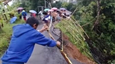 Tanah Longsor di Karang Duwur, Banjarsari Bobotsari: Tepi Jalan Ambles
