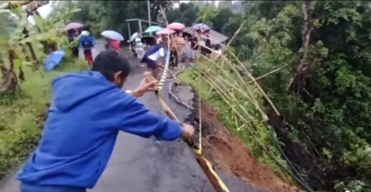 Warga memasang pembatas darurat di sepanjang bibir longsoran. Dok. warga
