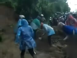 Longsor Tutup Ruas Jalan Karangreja–Karangjambu, Warga Gondang Sigap Bersihkan Material