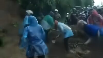 Longsor Tutup Ruas Jalan Karangreja–Karangjambu, Warga Gondang Sigap Bersihkan Material