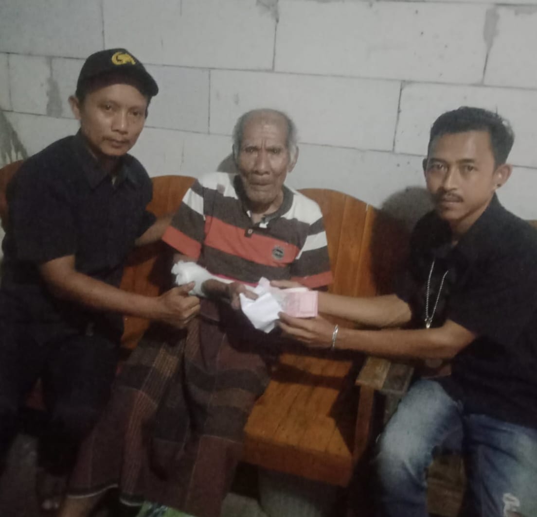 penyerahan bantuan kepada korban kebarakan di Pemalang