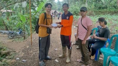 penyerahan donasi CV Rieke Team Digital untuk kejadian tanah bergerak di desa Maribaya, Purbalingga