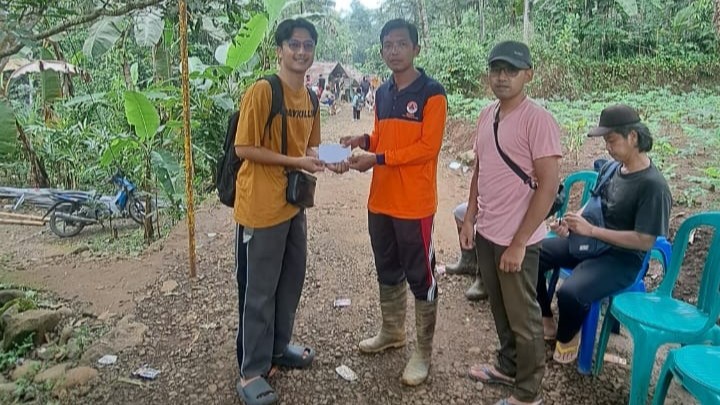 penyerahan donasi CV Rieke Team Digital untuk kejadian tanah bergerak di desa Maribaya, Purbalingga