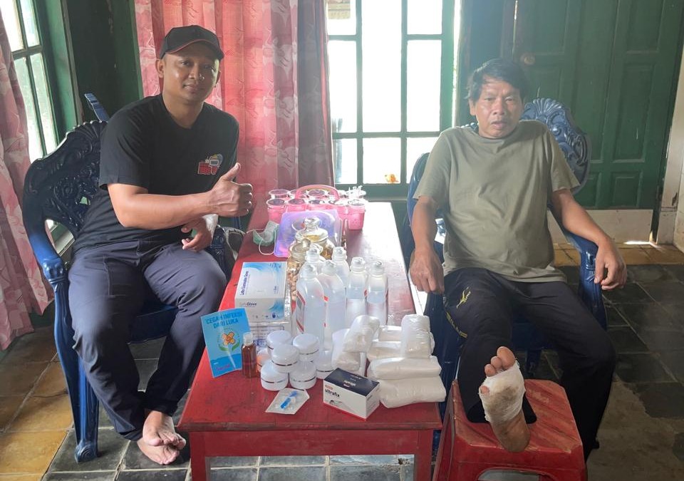 tim perawat peduli luka bersama pasien usai melakukan perawatan