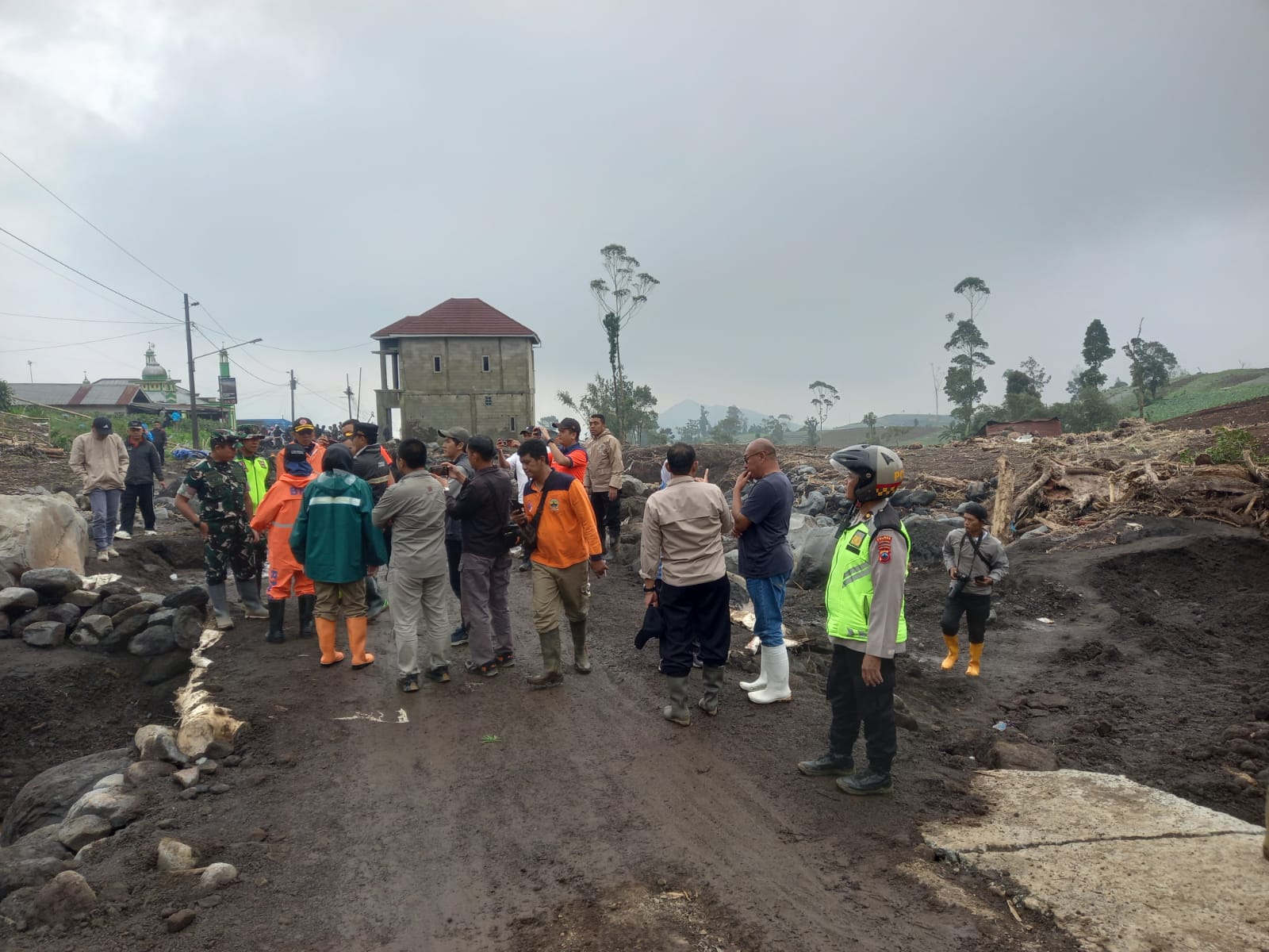 Banjir Bandang dan Longsor Landa Lereng Gunung Slamet, Satu Orang Tewas dan Ratusan Warga Mengungsi