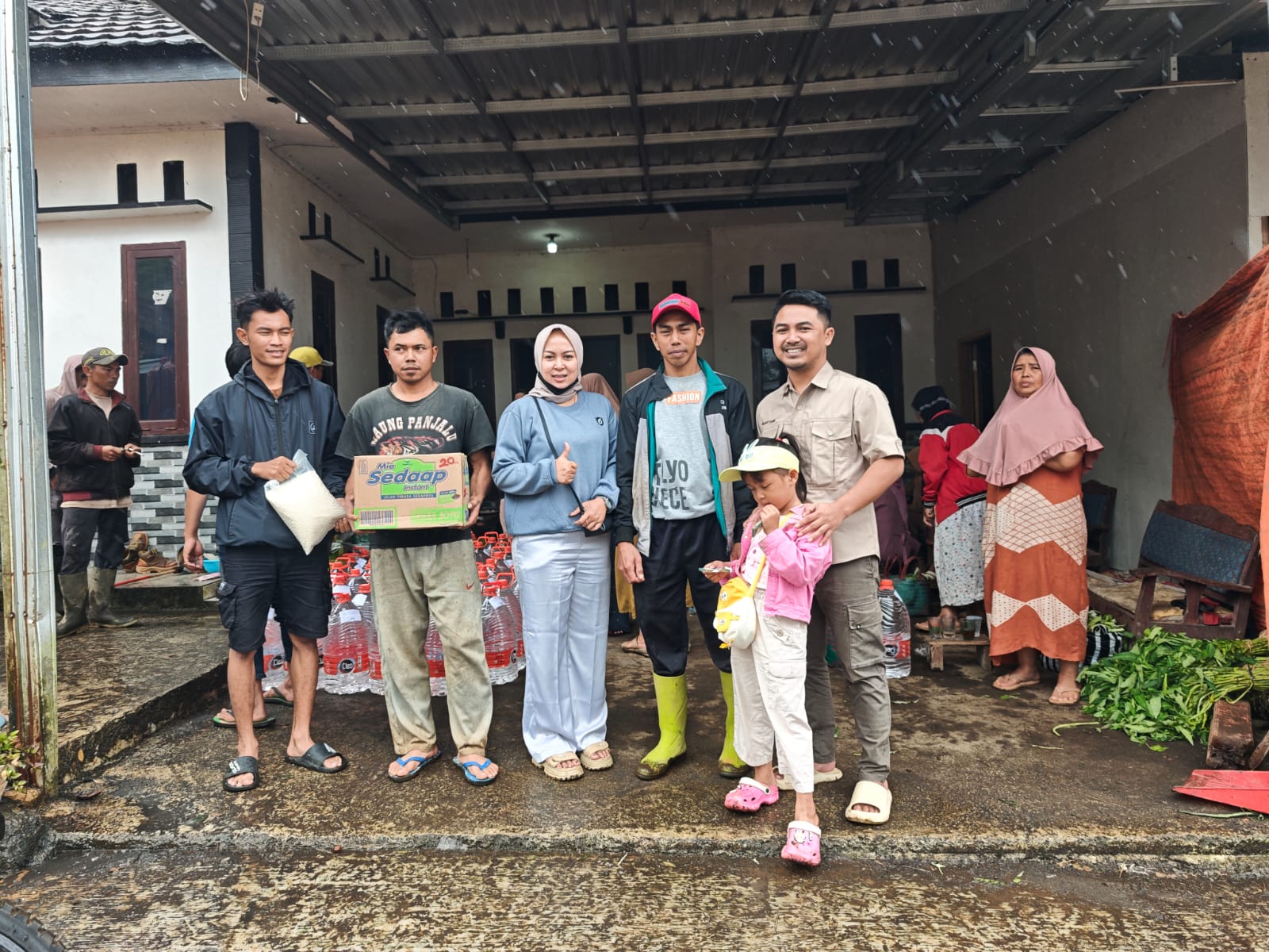 CV Rieke Team Salurkan Bantuan Sembako dan Air Bersih untuk Korban Banjir dan Longsor di Lereng Gunung Slamet
