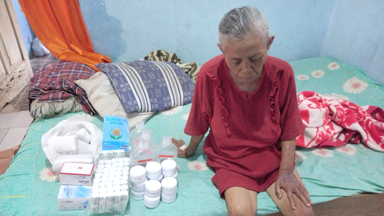 Tim Perawat Peduli Luka Tangani Pasien Post Operasi Ulkus Diabetes di Rembang Purbalingga